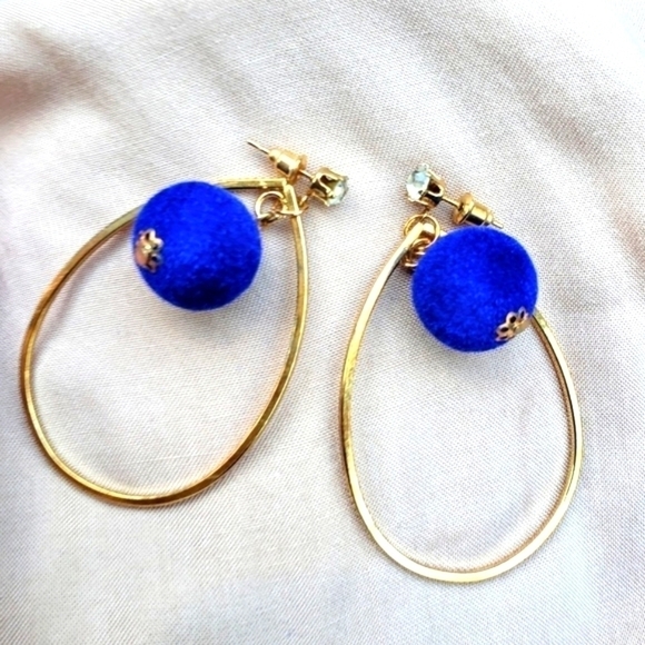 Gold tone stud dangling earrings spheres blue felt like balls globes - Picture 4 of 9